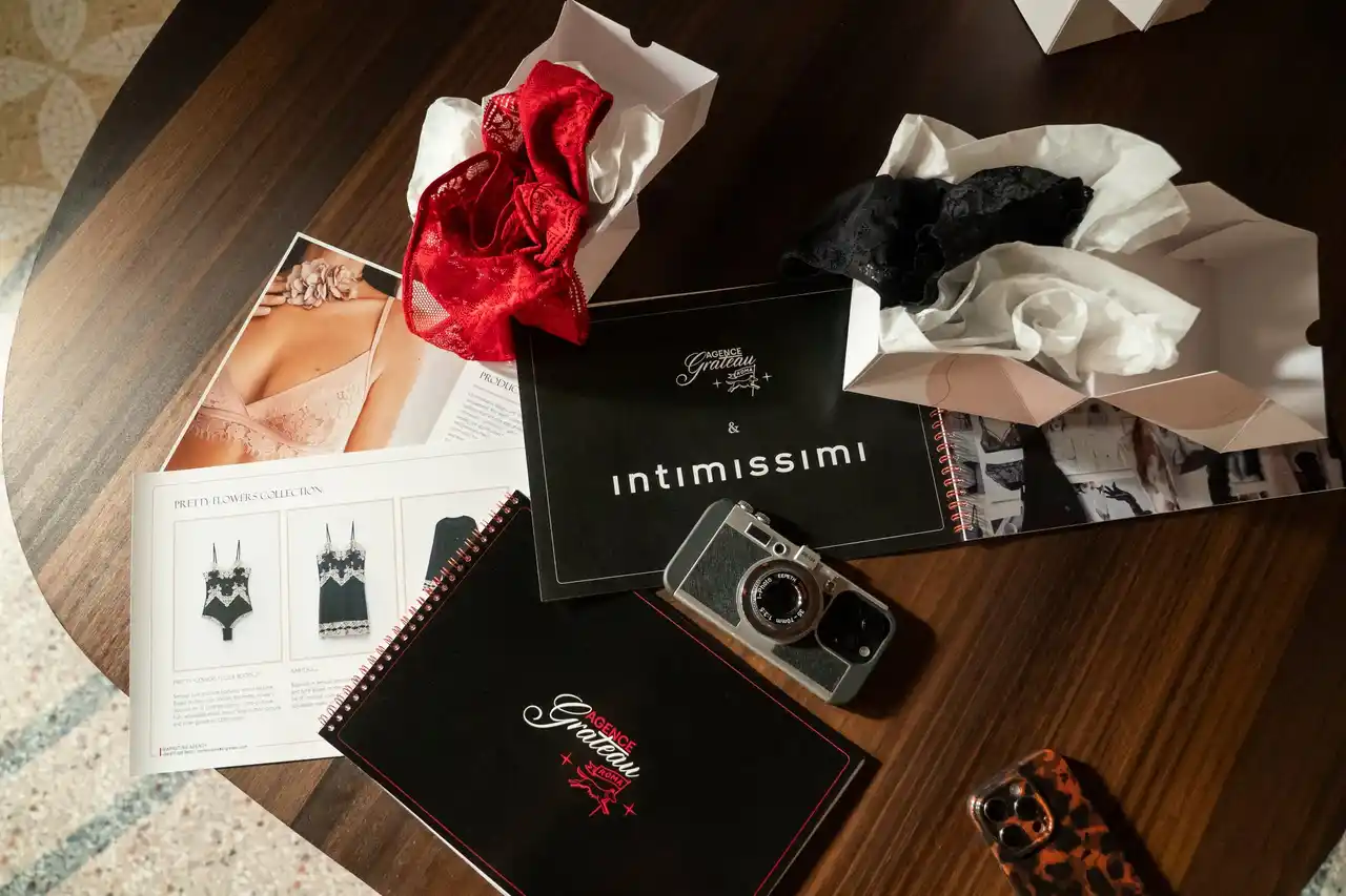 【Calzedonia Japan株式会社】 世界的に支持されるNetflixの「エミリー、パリへ行く」シーズン5にIntimissimi（インティミッシミ）が登場