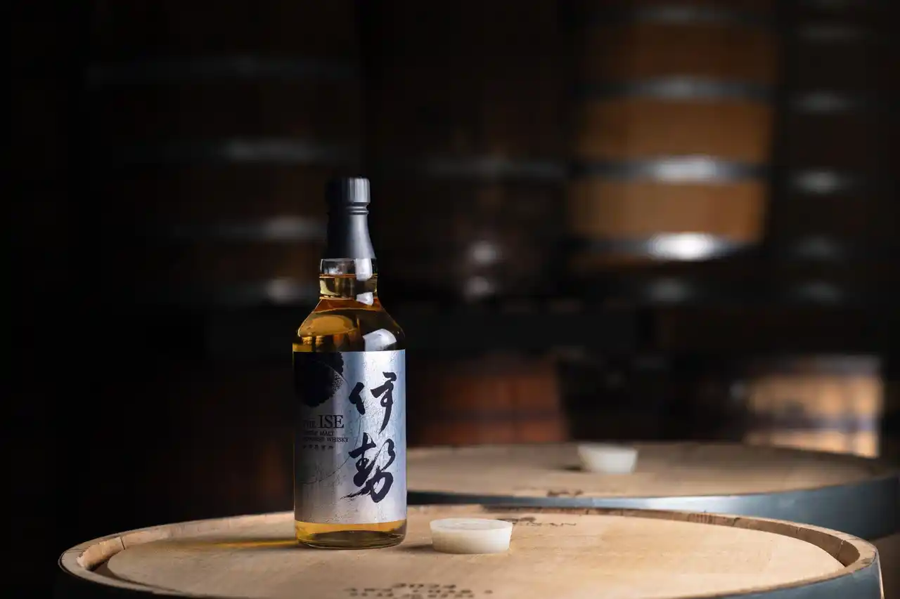【伊勢萬】伊勢志摩初のジャパニーズウイスキー「シングルモルトウイスキー 伊勢 -2025 Edition-」2025年12月30日より250本限定発売