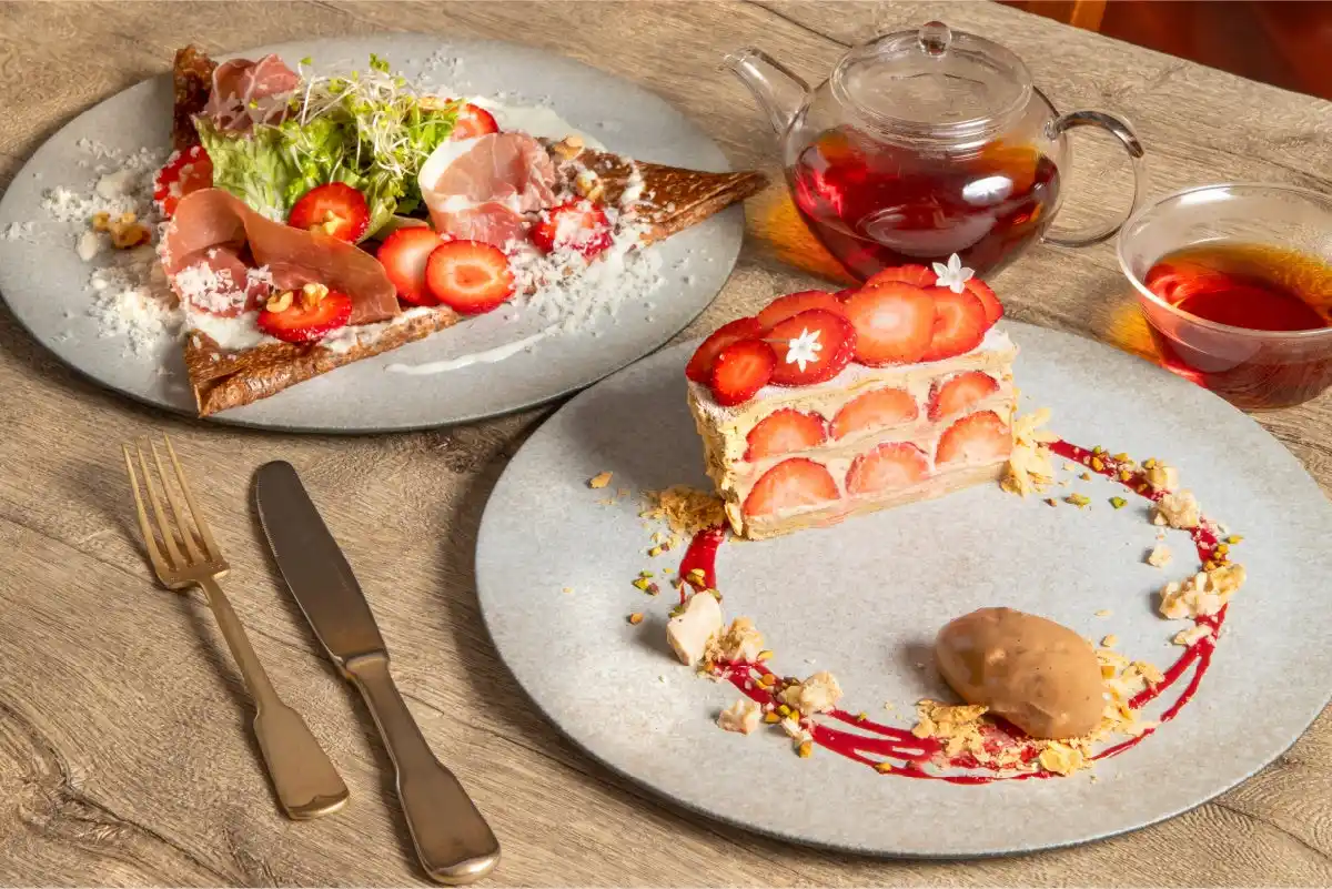 神戸・元町トアウエストにあるクレープとガレットの専門店「CREPE & GALETTE TOOTH TOOTH」にて、冬においしい苺のクレープ＆ガレットが登場！2025年11月20日(木)より。