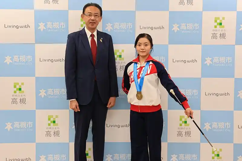 【高槻市】 高槻市在住の高校２年生・阿久根あかりさんがバトントワーリング世界大会優勝を市長に報告