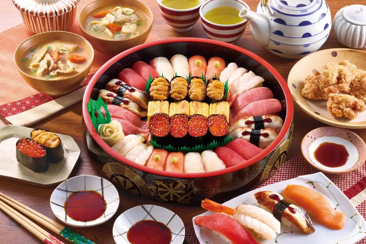 【銀のさら】 「敬老の日」など大切な家族と過ごす特別なひとときに！ネタの配置にも工夫した大人数用寿司桶『団らん』2025年9月1日（月）～期間限定販売