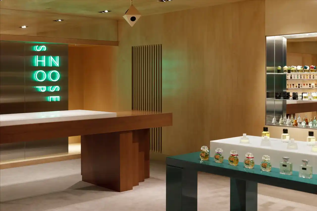 完全予約制のニッチフレグランス専門カウンセリング「NOSE SHOP SALON」が表参道に1/9（金）オープン。1回1組限定のプライベート空間で、“今のあなた”に向けた特別な香水選びを提供