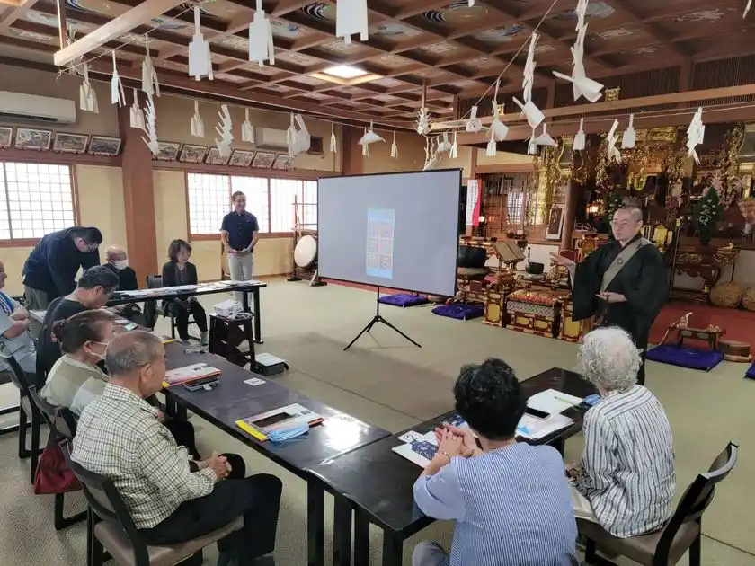 全国で開催されたお寺での終活スマホ教室の様子(大阪明浄寺)