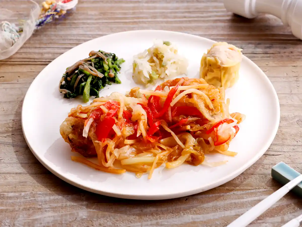 【ナッシュ株式会社】 特製ソースとシャキシャキ野菜がやみつきになる「たらの甘酢チリソース」が1月20日（火）に新登場