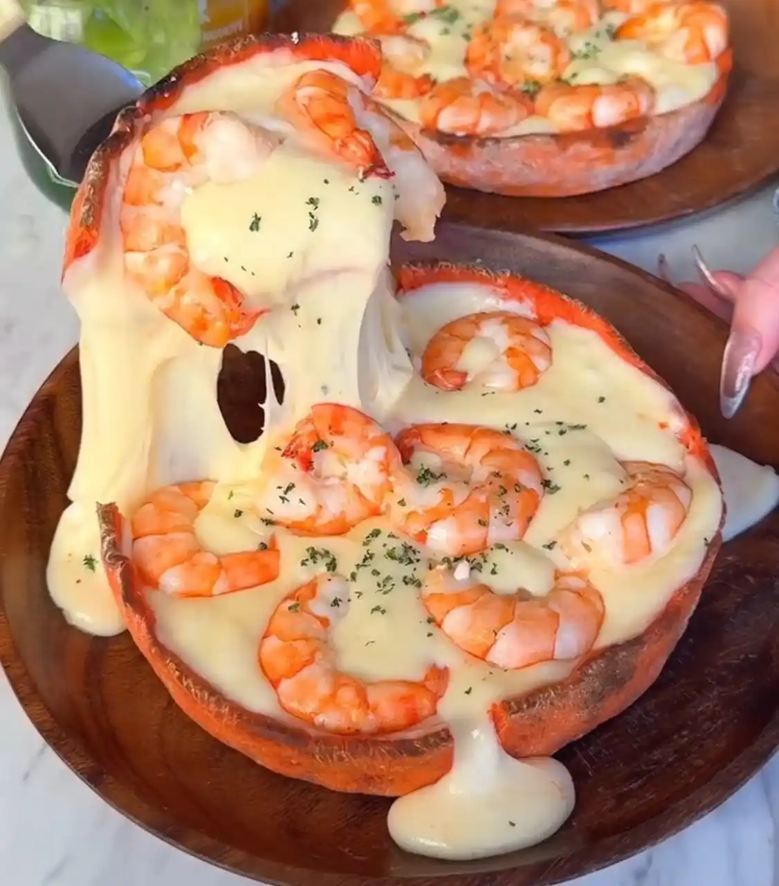 SNSで注目を集める“海老×チーズ”進化形「シュリンプシカゴピザ」
