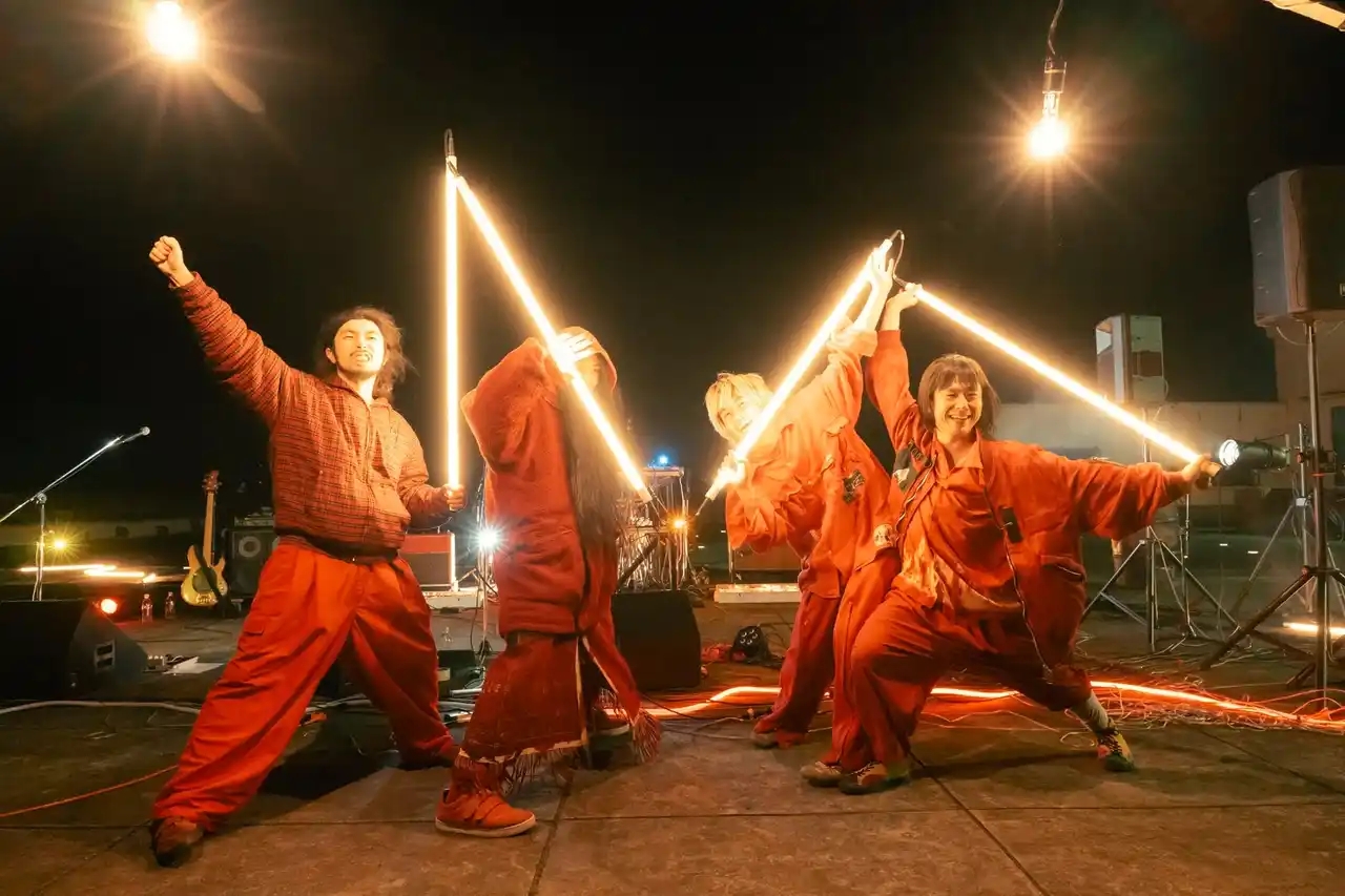 【株式会社スペースシャワーネットワーク】 GEZANが7枚目のアルバム『I KNOW HOW NOW』発売直前の４日間に渡って行われた前代未聞のライブ配信企画「100時間リレー」に密着。前例のない長時間企画を完走した果てに彼らが見た景色とは？