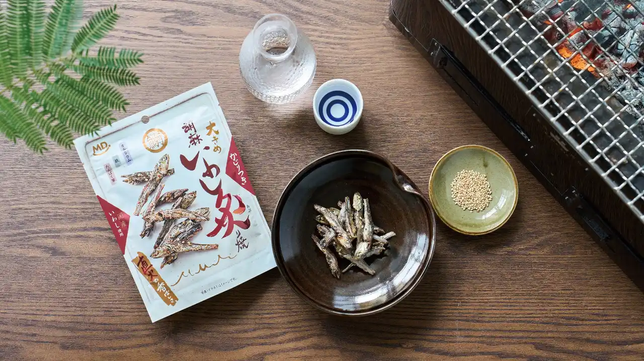 【株式会社 MDホールディングス】 国産片口いわし使用！まるで七輪で炙ったかのような、豊かな香ばしさが広がるお菓子『胡麻いわし炙り焼』が新発売