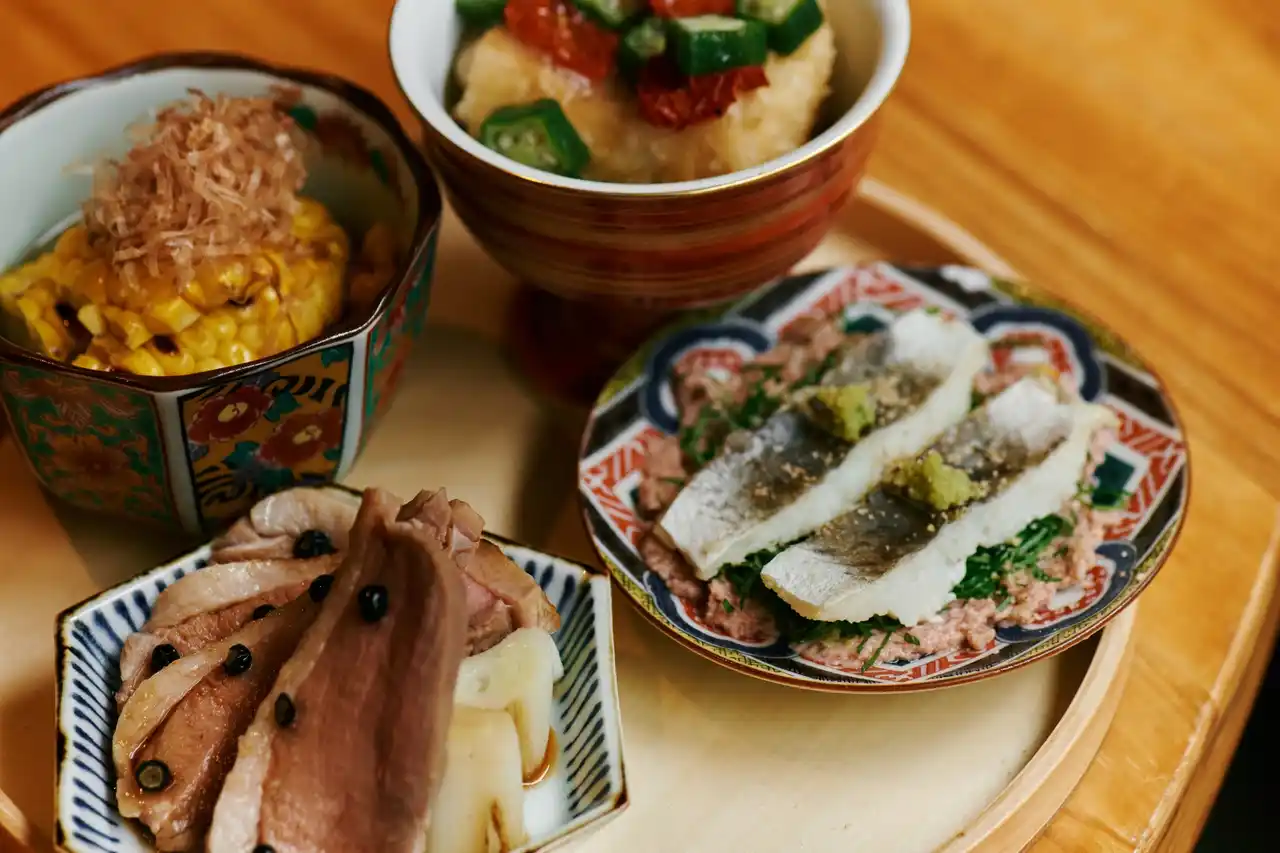 【株式会社トーヤーマン】 【東京・北千住】旬の食材が楽しめる“酒呑が通いたい酒場”『酒呑倶楽部アタル』、グランドメニューをリニューアル。オープン8年目を機に、新名物「わっぱ盛り 四種」など“酒呑のツボ”を押さえたメニューを拡充