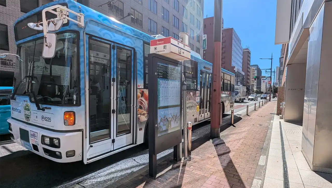 【マチディア株式会社】 政令指定都市初！北九州市が公道での”スマートバス停広告”販売を認可