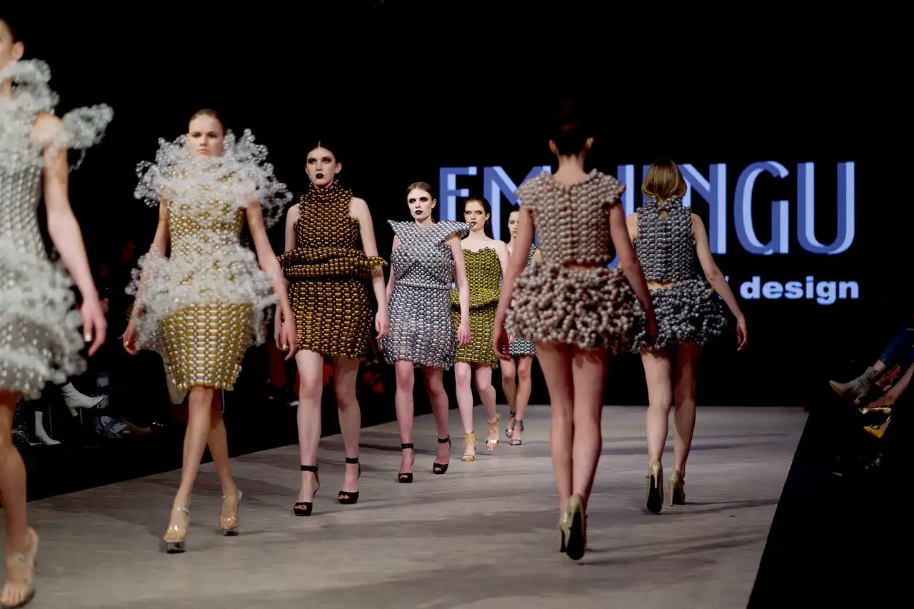 全米1位バルーンアーティスト神宮エミ、NYファッションウィークで“命の輝き”を表現。障がいや病とともに生きるモデル9名と挑む、バルーン×多様性のアートファッション