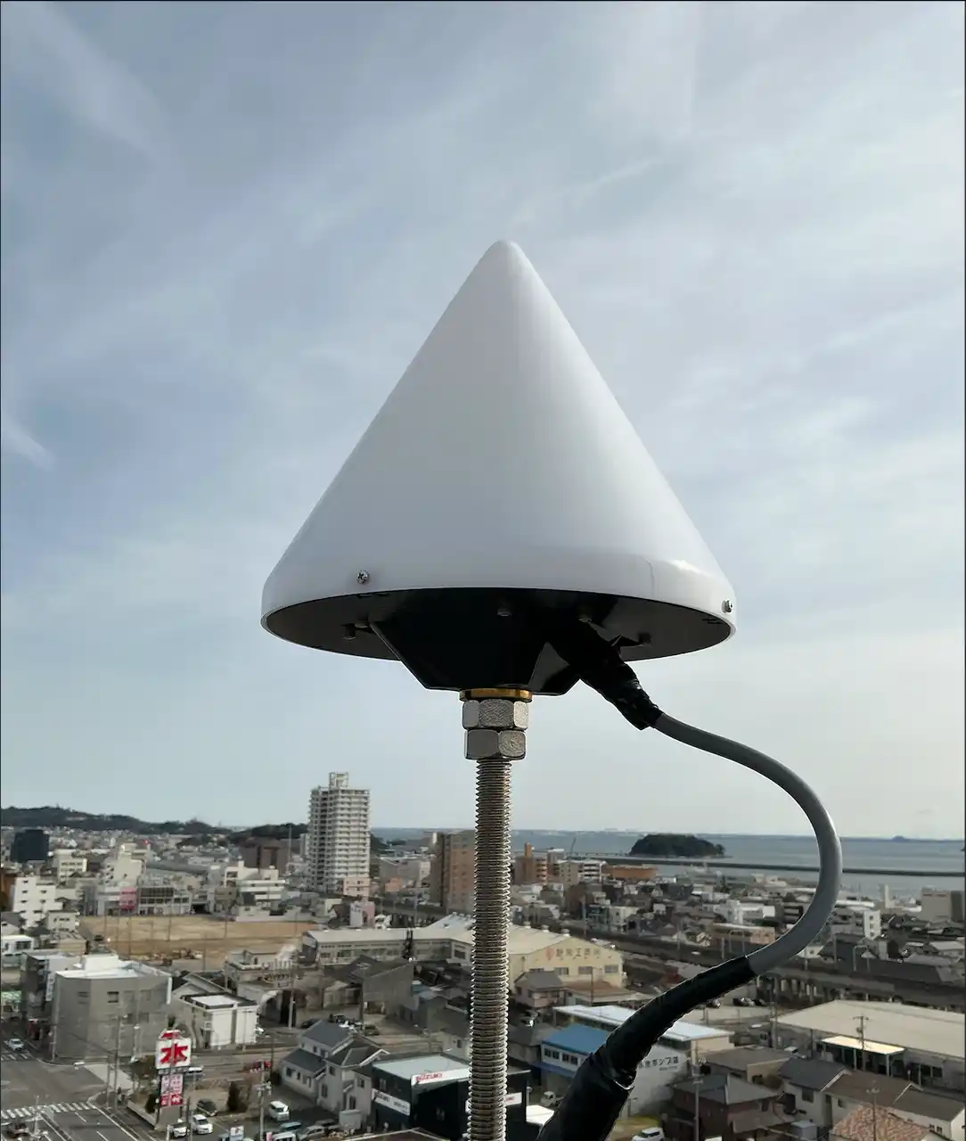 【京都大学大学院情報学研究科物理統計学分野】 測位衛星受信機を愛知県蒲郡市役所に設置しました。