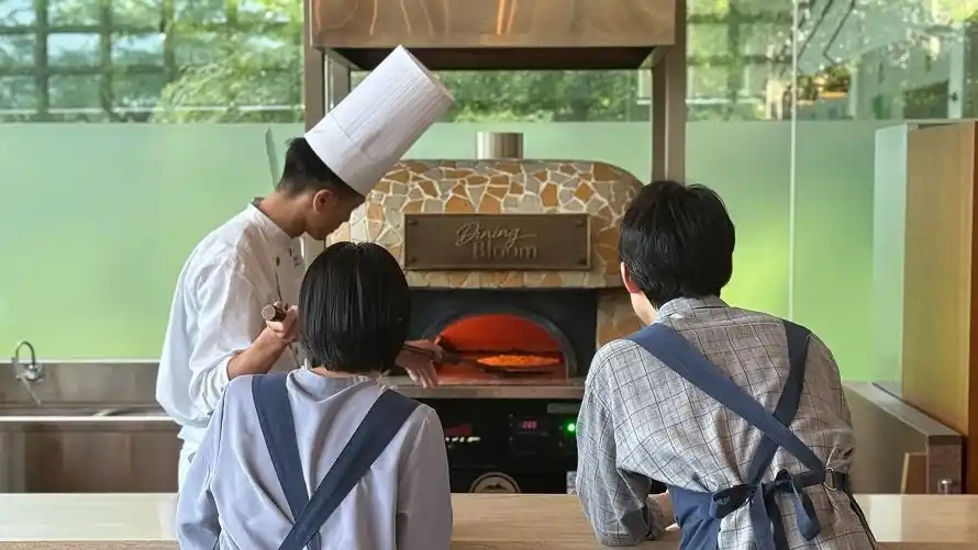 【軽井沢 浅間プリンスホテル】浅間山を正面に望む絶景ダイニングで本格ピザ職人体験　秋の味覚を楽しむ「おとなの気まぐれピザづくり体験」を開催