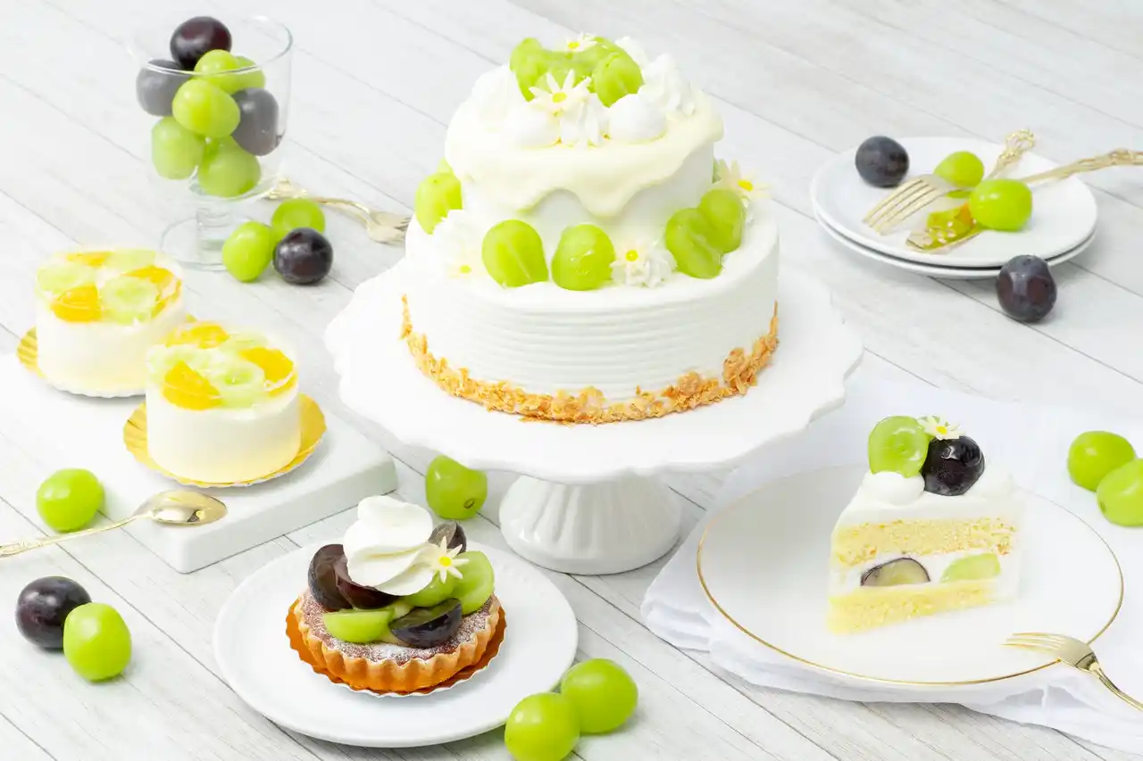 【秋のぶどうスイーツ】国産のシャインマスカットとナガノパープルをダブルで楽しめる、フレッシュな味わいのスイーツが新登場！旬のシャインマスカットを味わう夢の2段ケーキやパフェなど全5品を期間限定で発売