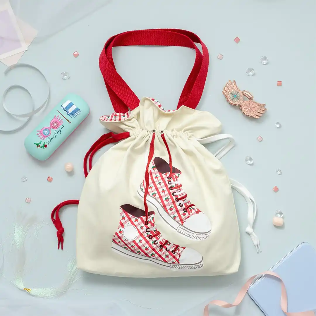 【ベネリック株式会社】 2025年8月1日(金)より「ハリー・ポッター　マホウドコロ」にて、ルーナの着用するスニーカーをデザインしたバッグやメラメラメガネのヘアクリップなど「ルーナ・ラブグッド シリーズ」の新商品が登場！