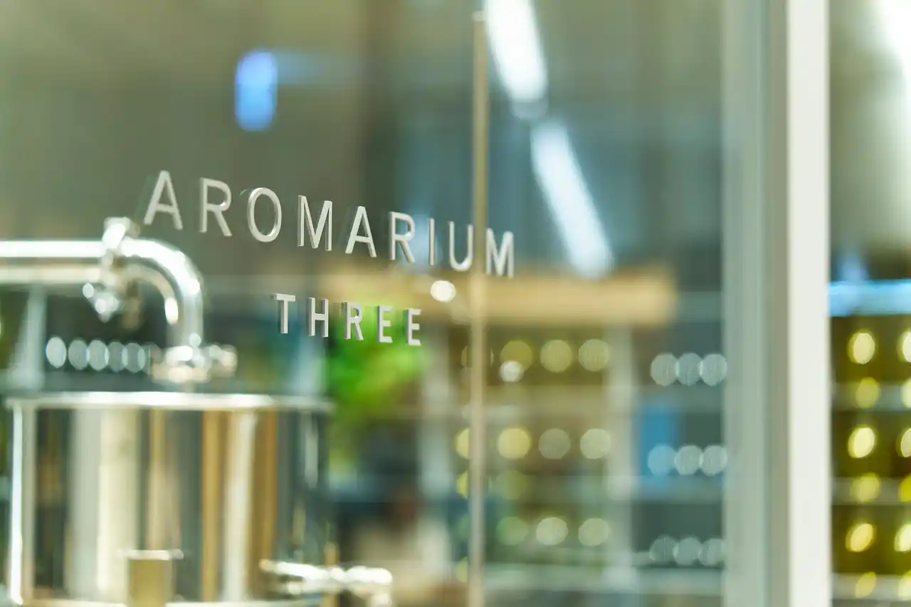 精油のオープンラボラトリー「AROMARIUM THREE」１周年記念、“香り”を五感で楽しむ期間限定イベントを開催