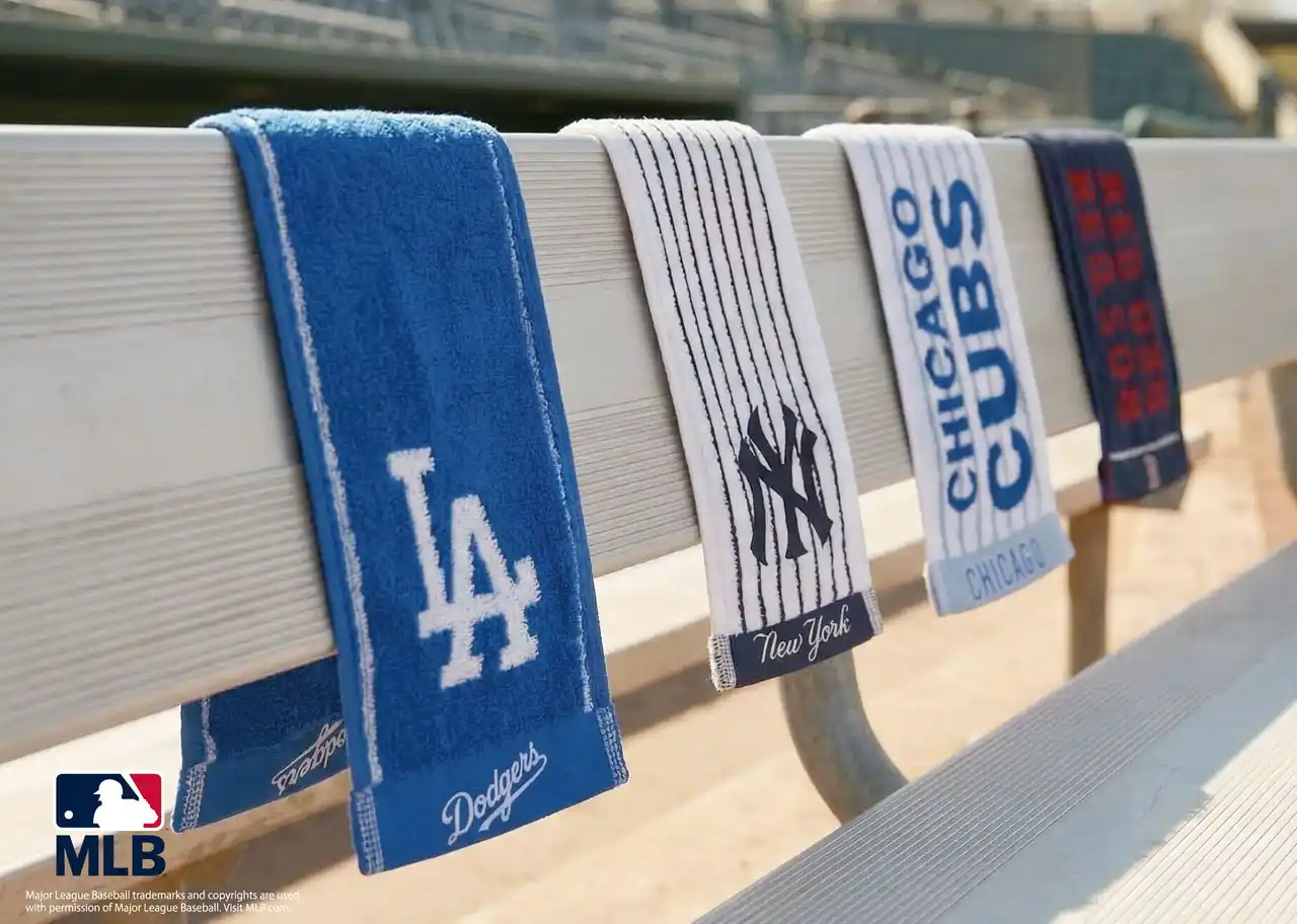 【株式会社イーカムグループ】 世界を熱狂させるMLBの熱気とともに夏を乗り切る！「MLB公式クールネックタオル」が新登場。～ドジャース、ヤンキース、カブス、レッドソックスの人気4球団デザインでスタイリッシュに～