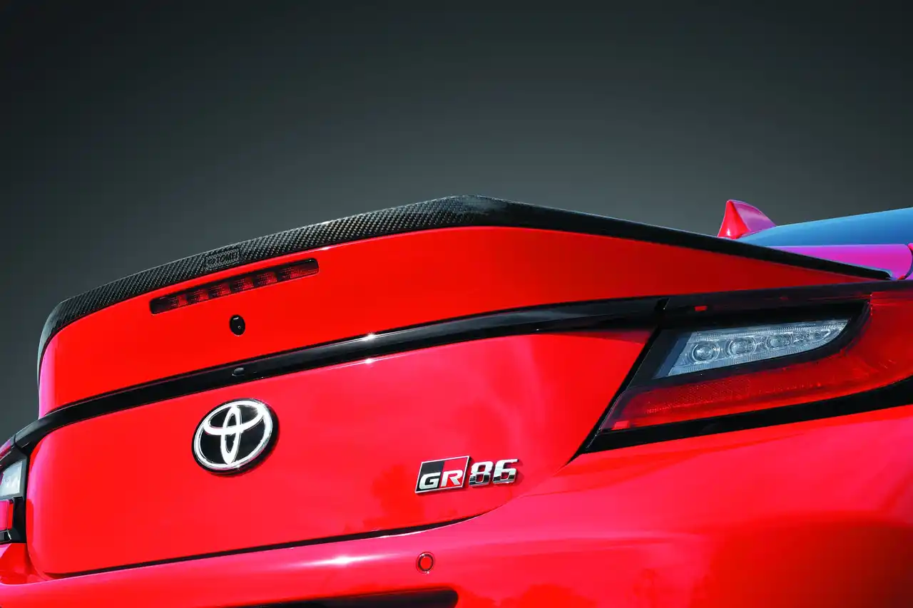 【東名パワード】 GR86／BRZの美学を進化させるドライカーボン製トランクリッドスポイラー新登場