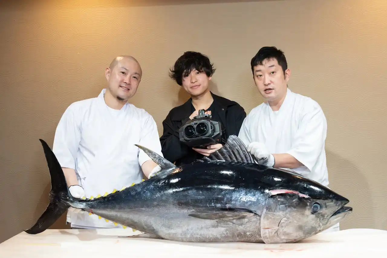 【株式会社iceDOG】 【世界初】マグロ解体ショーをイマーシブ動画で撮影。SNS総フォロワー数40万人超の「鮨屋のまさる」が熱狂の撮影現場に！登録者100万人超の人気大食いYouTuber「えびまよ【海老原まよい】」も来店！