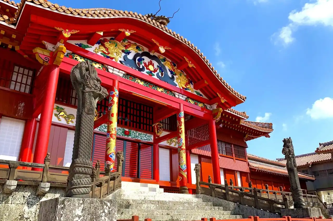 【星のや沖縄】令和の復興を遂げる首里城の「業」と「真心」に触れる滞在プログラム「首里城を彩る紅～琉球のちむぐくる～」を提供開始