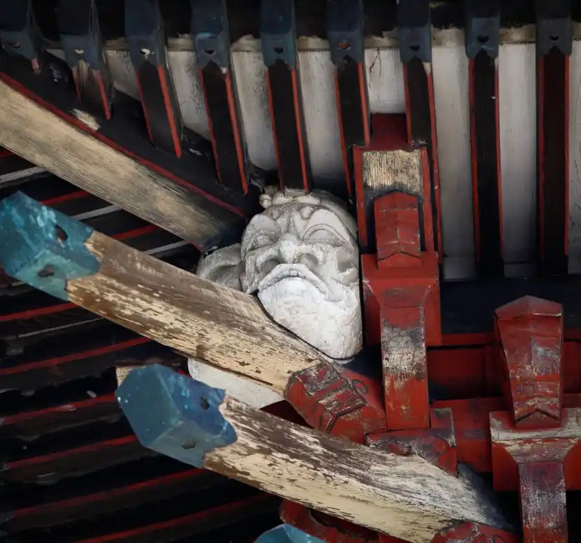 日本唯一「人吉様式」。楼門上層の軒先き四隅にあり陰陽一対。結界を護る。