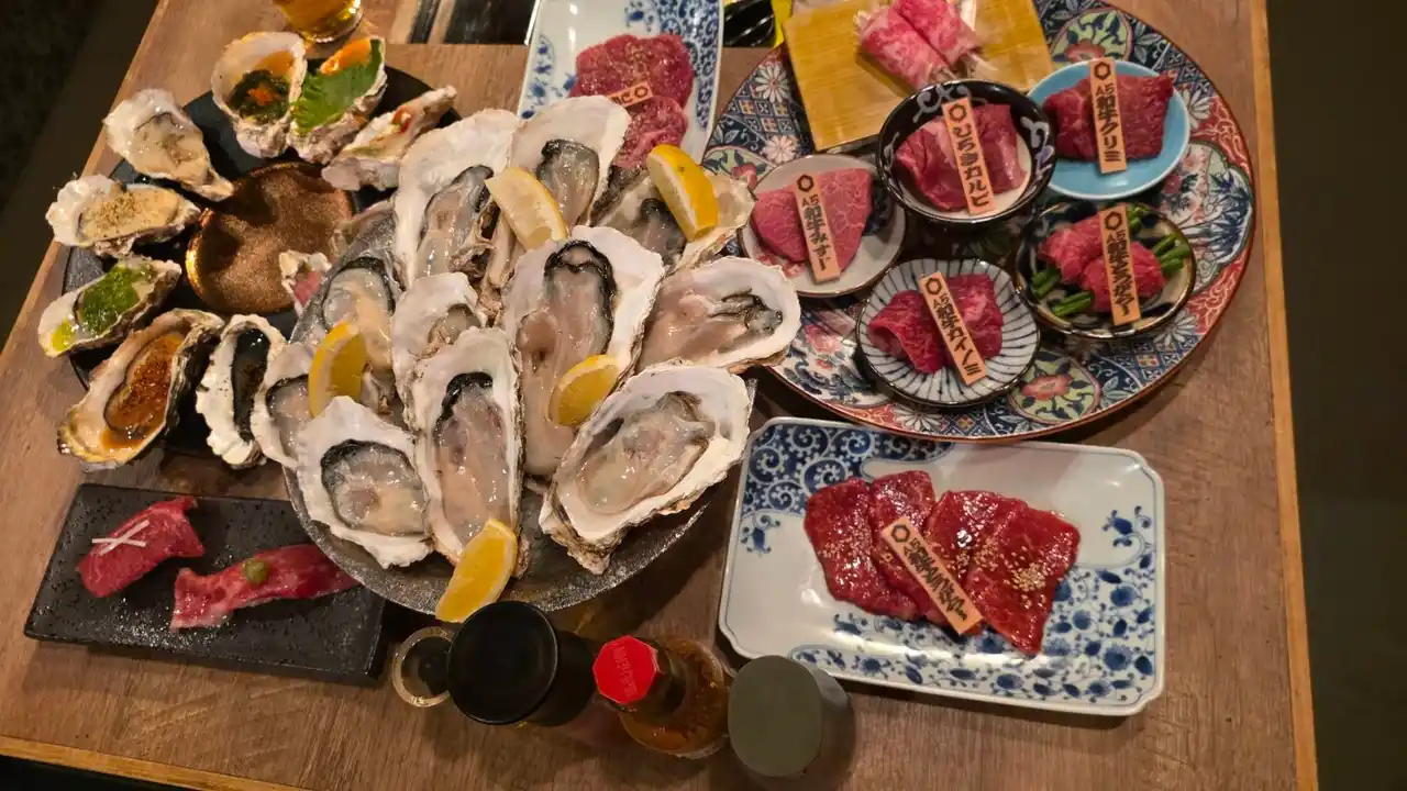 【大宮駅西口】焼肉×牡蠣の新体験！「焼肉ひろ喜」「牡蠣酒場喜ウラ」が相互利用可能に ～和牛6種食べ比べと焼牡蠣10種盛り合わせを一度に堪能～