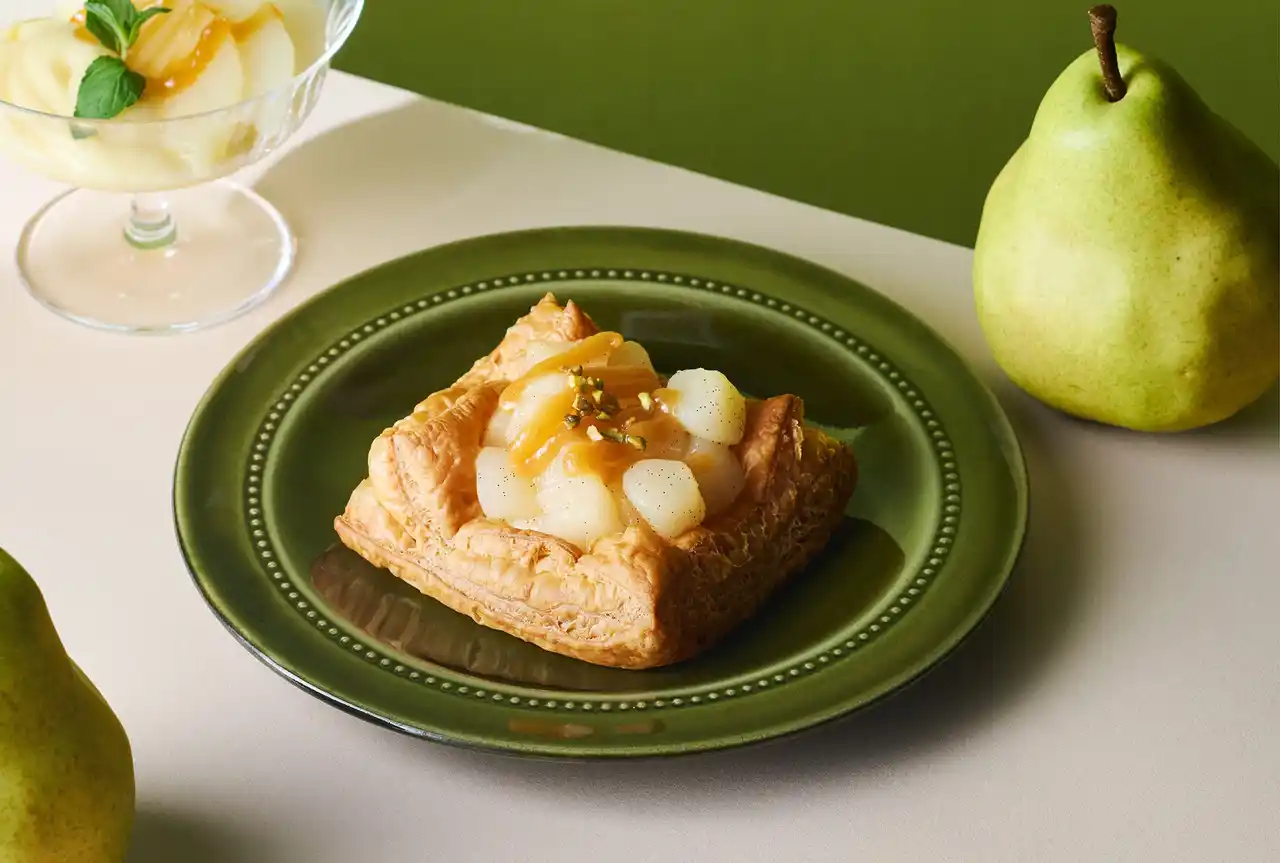 【株式会社BAKE】 【秋スイーツ】秋の味覚〈洋梨〉が主役のフルーツパイ登場！RINGO「焼きたてオープンパイ〔洋梨キャラメル〕」たっぷりゴロゴロ♪じゅわっと広がる果汁の幸せパイ