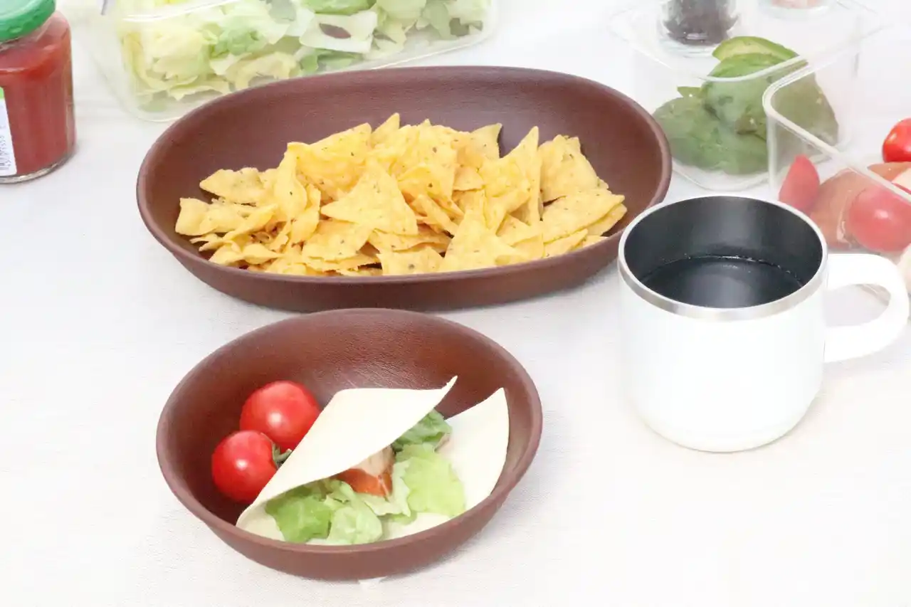 【株式会社ニトリホールディングス】 【ニトリ デコホーム】ぬくもりのあるデザインと、食器洗い後の乾かしやすさを両立。はっ水加工の木目柄食器シリーズが新登場