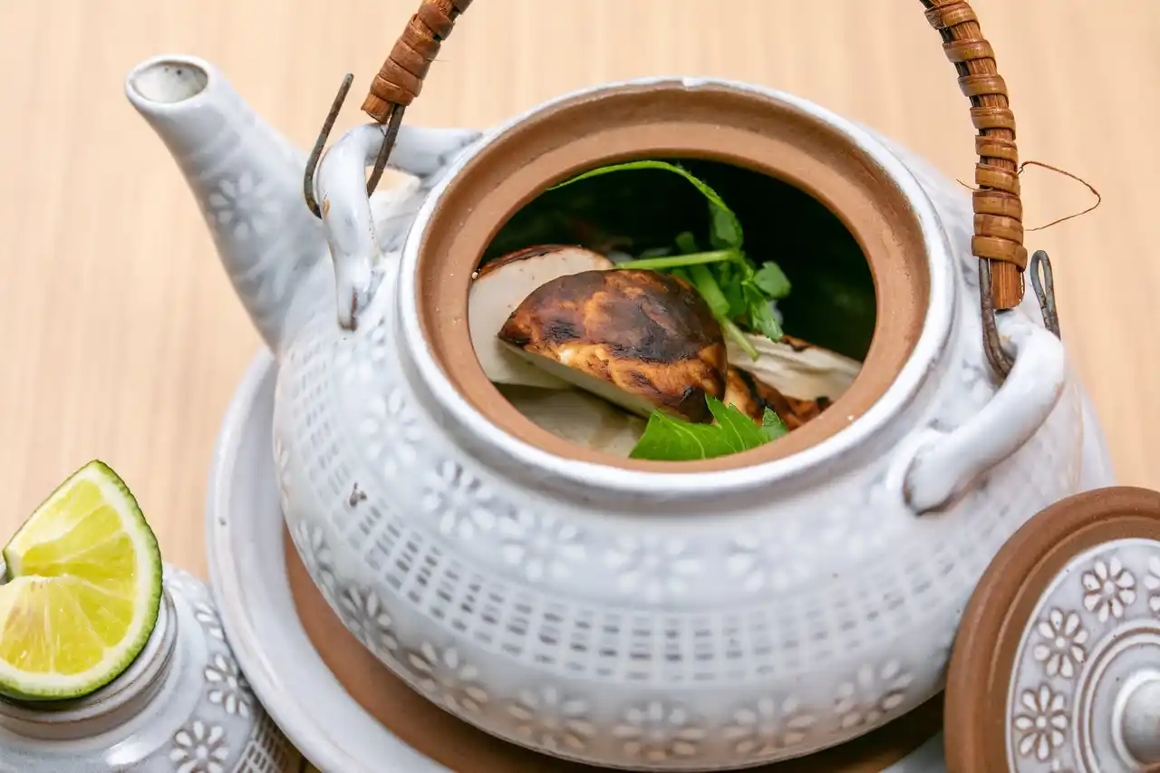 【野口観光マネジメント株式会社】 【奥湯河原温泉 海石榴 つばき】秋季限定1日10名様・特選懐石「松茸土瓶蒸し」＆「松茸ご飯」付・グレードアップ美食プランを販売