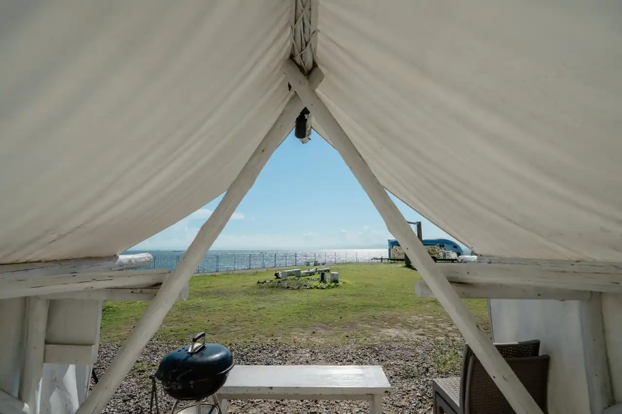 【ウッドデザインパーク株式会社】 【愛知・知多半島】GWのお出かけは海BBQで決まり！大人気プライベートテント席が予約再開｜大人数で楽しめるテーブル席も予約受付中