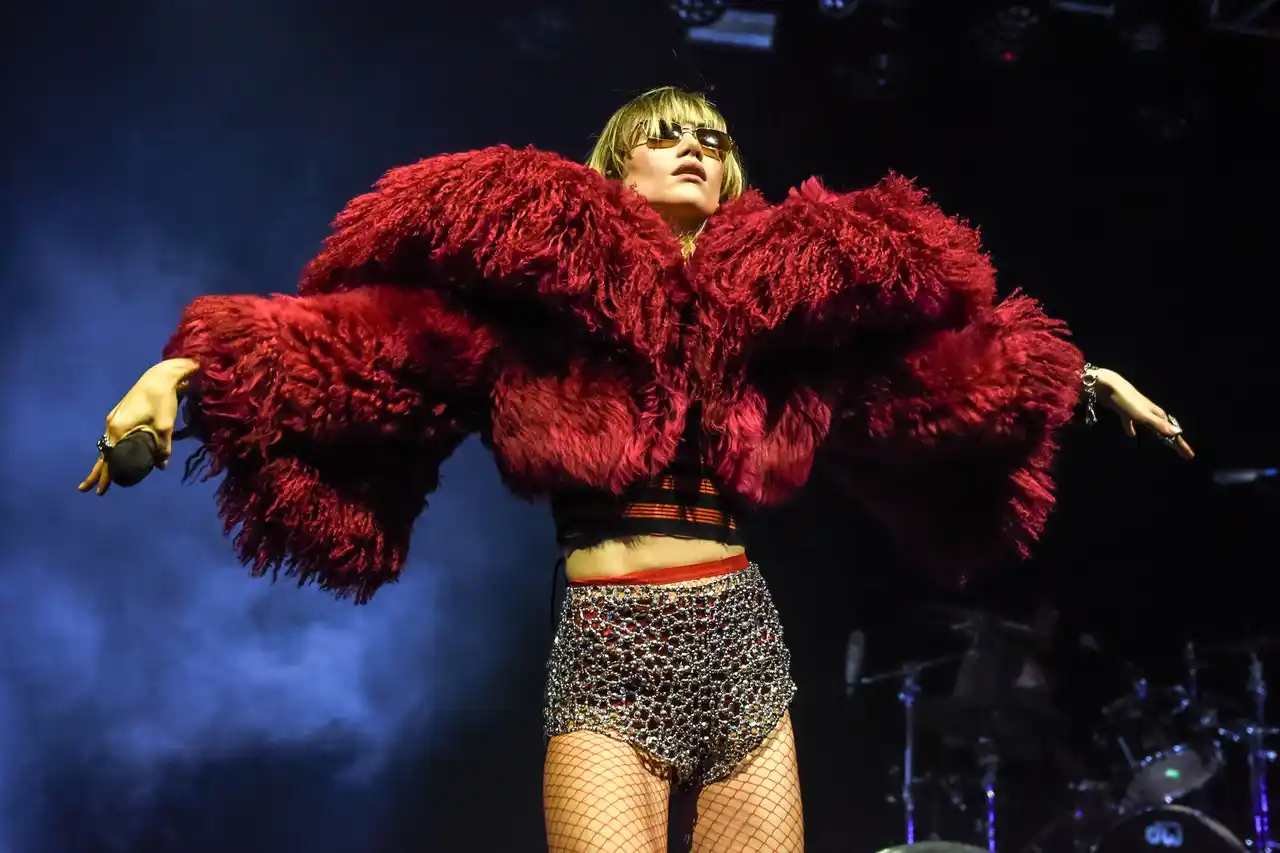 【McQueen】スキ・ウォーターハウスが「スパークルマフィン」ツアーでマックイーンを着用