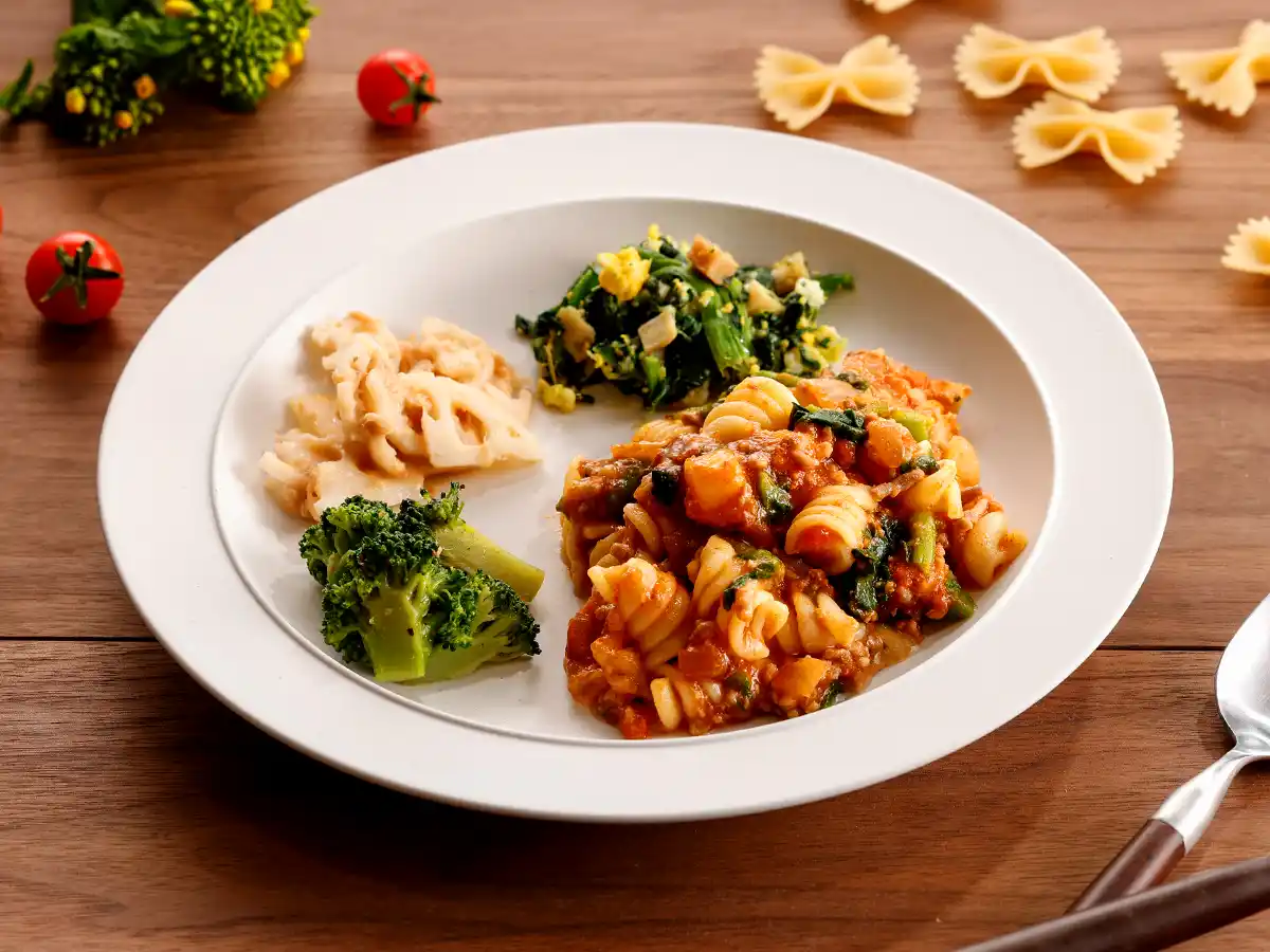 【ナッシュ株式会社】 菜の花の苦味がアクセントの“大人のデリプレート”「具沢山ボロネーゼのデリパスタ」が1月28日（水）に新登場