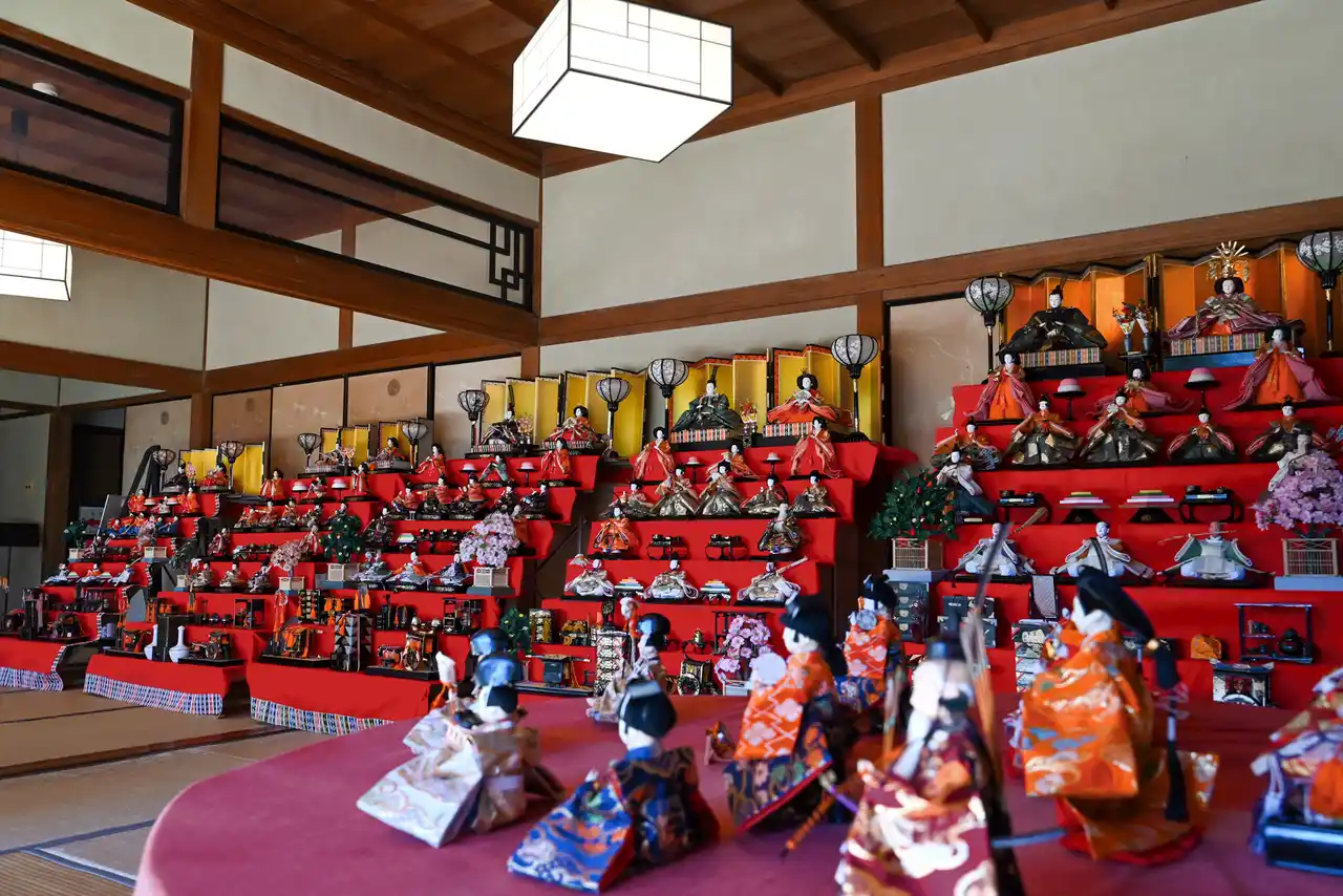 歴史薫る都城島津邸でひな祭りを開催中です