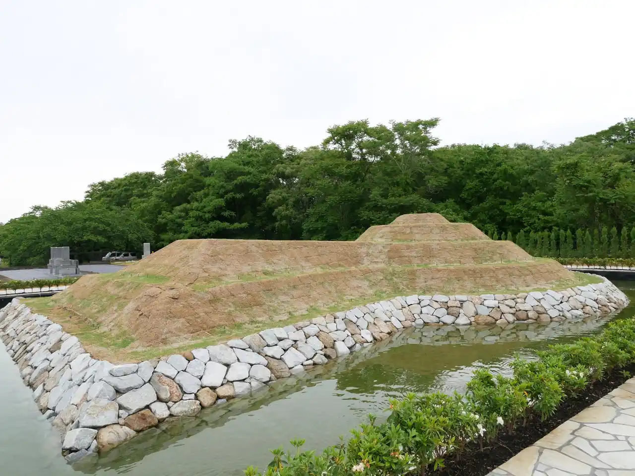 “古墳とバラ”──香川県に新しい命の循環拠点が誕生。「高松ほたるローズガーデン」霊園全体が7月18日より本格始動。