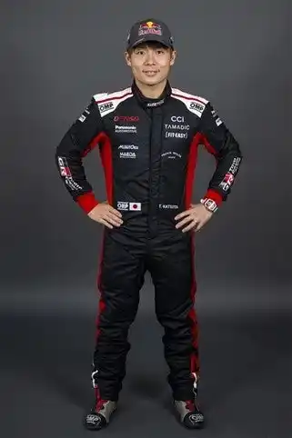 WRCラリードライバー《勝田貴元選手》&全日本ラリードライバー《勝田範彦選手》が8月11日開催の「FUELFEST JAPAN」で、富士メインコースを「GRヤリス」にて、2人でデモ・ランを繰り広げます