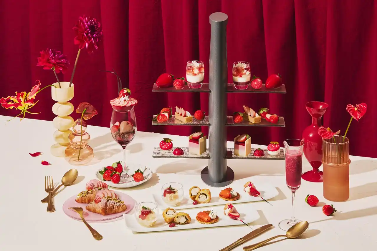 【京阪ホテルズ＆リゾーツ株式会社】 いちごとショコラのマリアージュを味わう“パルフェ・アムール”が主役　旬のいちごを堪能するストロベリーアフタヌーンティー