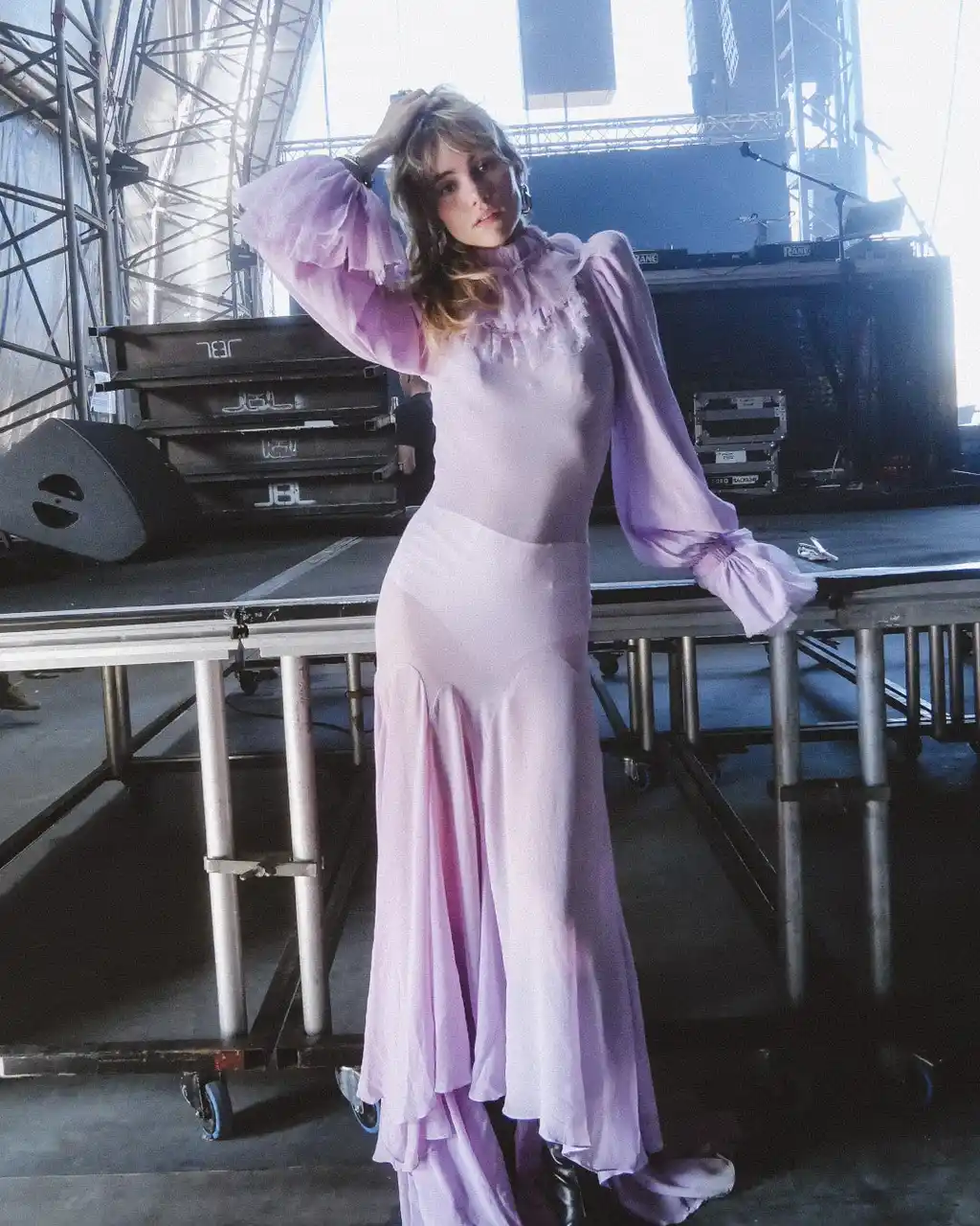 【McQueen】スキ・ウォーターハウスが「キャバレー・ヴェール」でマックイーンを着用