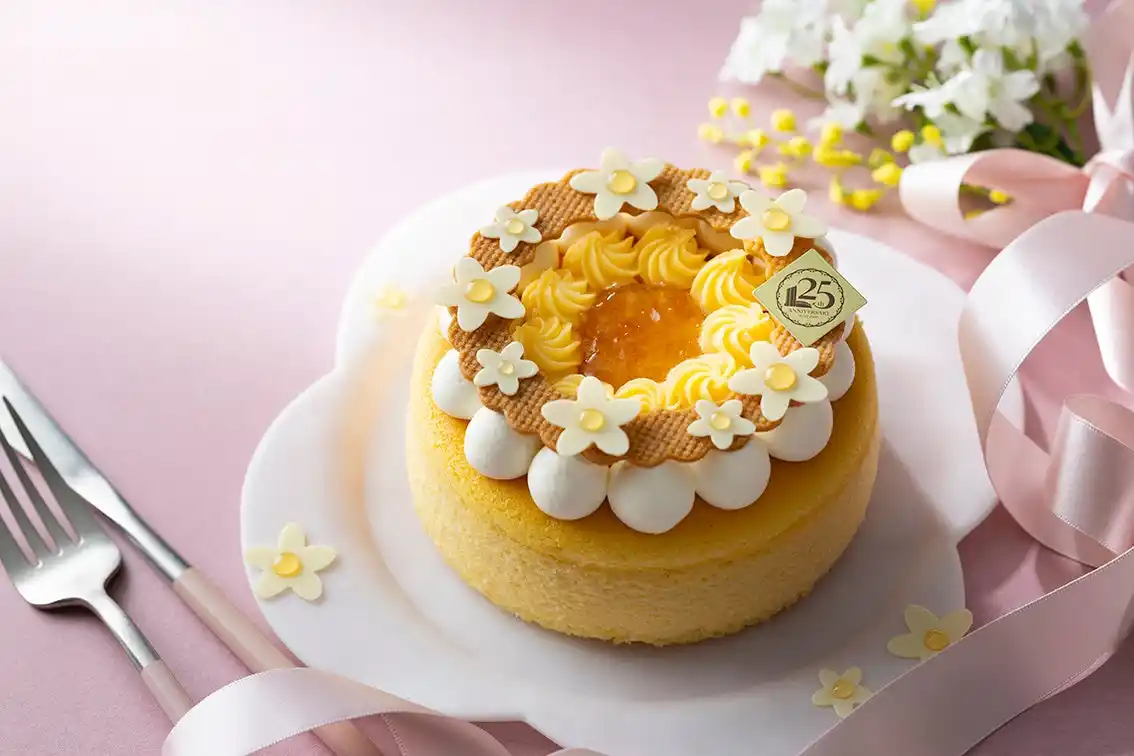 2種のクリームチーズとギリシャヨーグルトで仕上げたスフレチーズケーキが1日10個限定で新登場！東京ドームホテル開業25周年記念スペシャルスイーツ第4弾、夏らしい爽やかなケーキとマカロンを販売開始