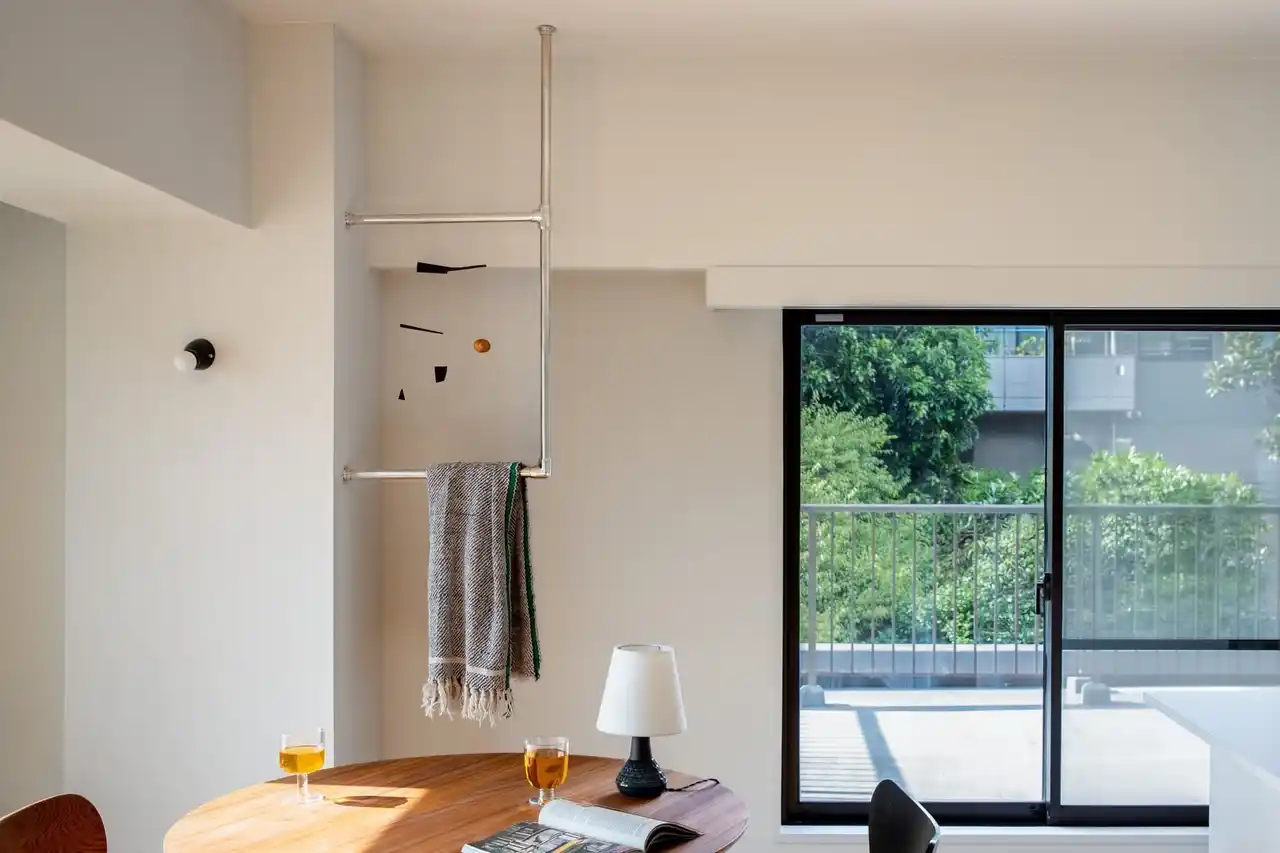 【株式会社TOOLBOX】 累計18億円突破のハンガーシリーズに新作。空間をデザインする“線の家具”『メタルハンガーライン』発売