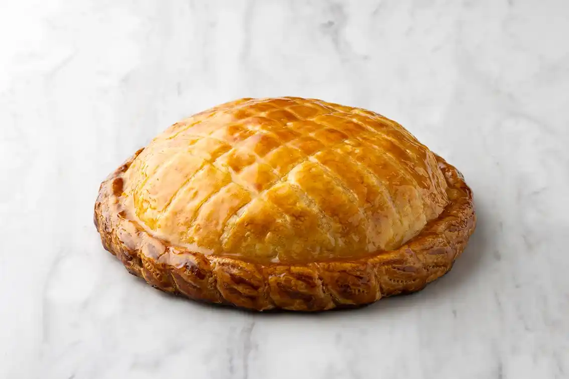 まろやかなバターが香る人気のアップルパイが“東京ドーム型”ホールケーキとして定番商品に！2026年1月1日(祝・木)より販売開始