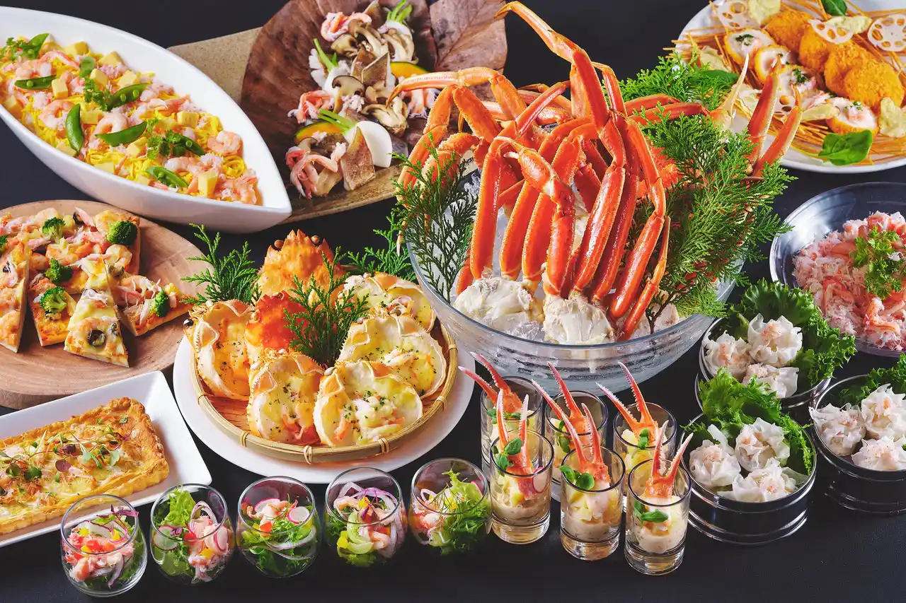 【都ホテル 京都八条】バイキングレストラン「ル・プレジール」毎年好評のかに食べ放題がパワーアップして今年も登場！
