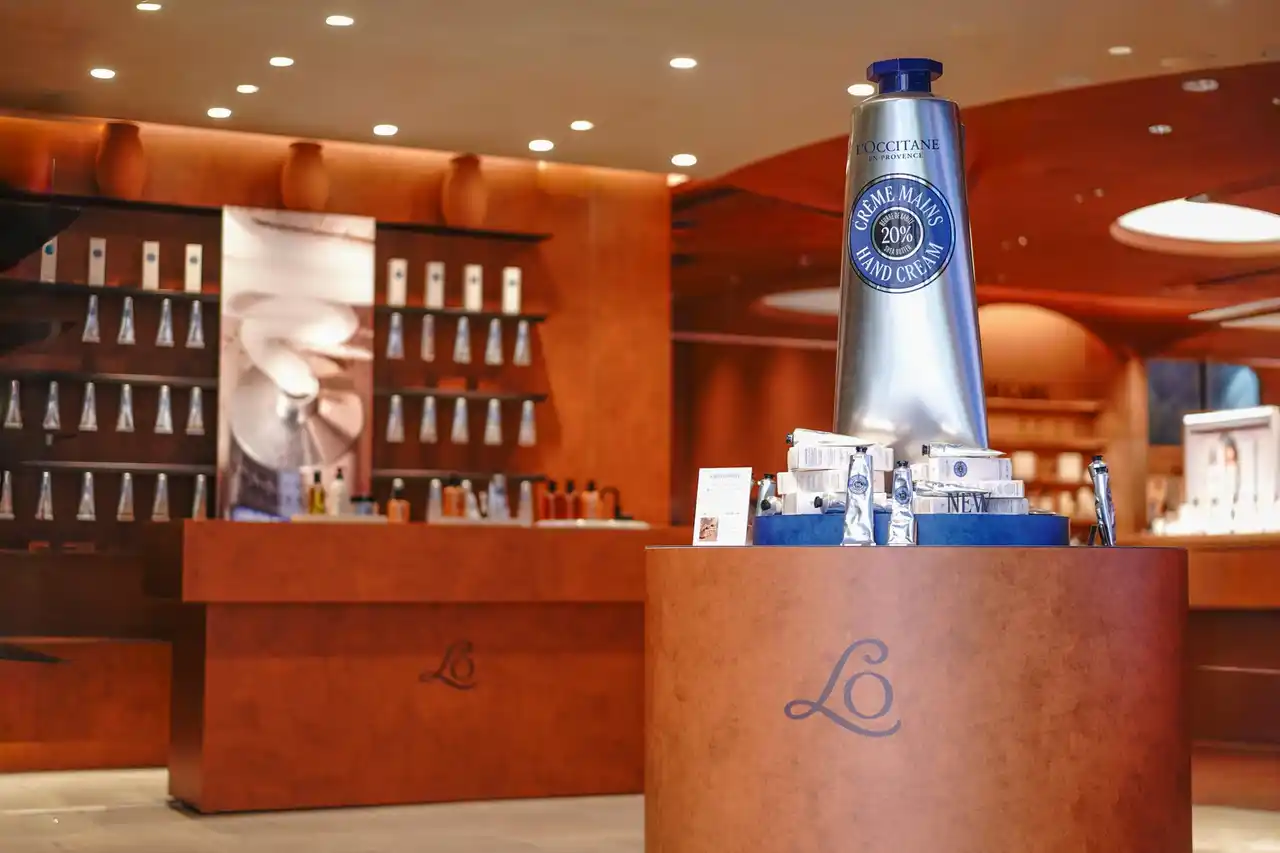 【ロクシタンジャポン株式会社】 【ロクシタン】渋谷店に巨大ハンドクリームが出現。冬の手肌を保湿の“シア”で満たすハンドケアリチュアル体験も実施中。