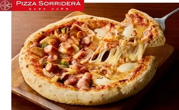 【イオン株式会社】 ビールと楽しむ本格窯焼きごちそうピッツァが期間限定で登場！「２種ソーセージポテト＆ビスマルク風ピッツァ」９月１１日（木）より販売開始、イオンお買物アプリでオトクなクーポンも。
