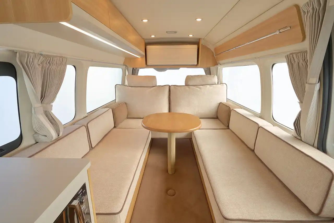 【株式会社アールブイランド】 北海道発ソファブランド「blocco」と初コラボ。キャンピングカーで上質な“くつろぎ”を車内に　RVランド