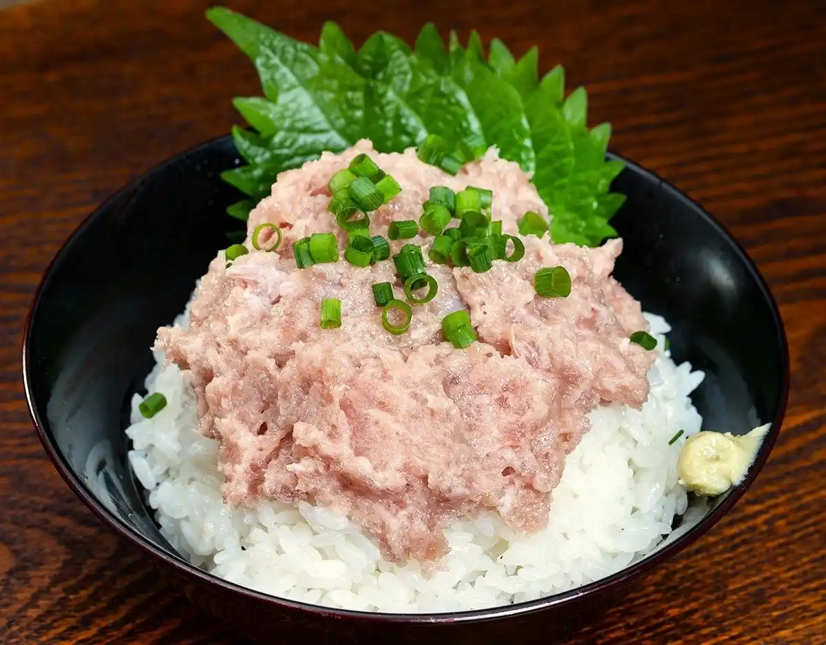 行き場を失った「業務用ネギトロ」を豊洲市場ドットコムが一般消費者向けにECサイトで販売。