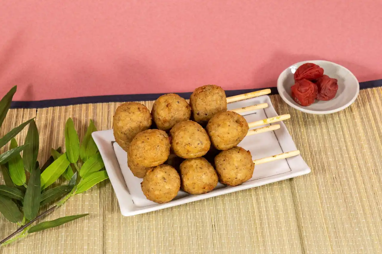 【株式会社ファミリーマート】 長年愛される定番人気商品「鶏つくね串」に夏にぴったりなさっぱりフレーバーが登場！「鶏つくね串（梅しそ味）」8月12日（火）発売！～ふんわり食感のつくねに梅しそのアクセント～