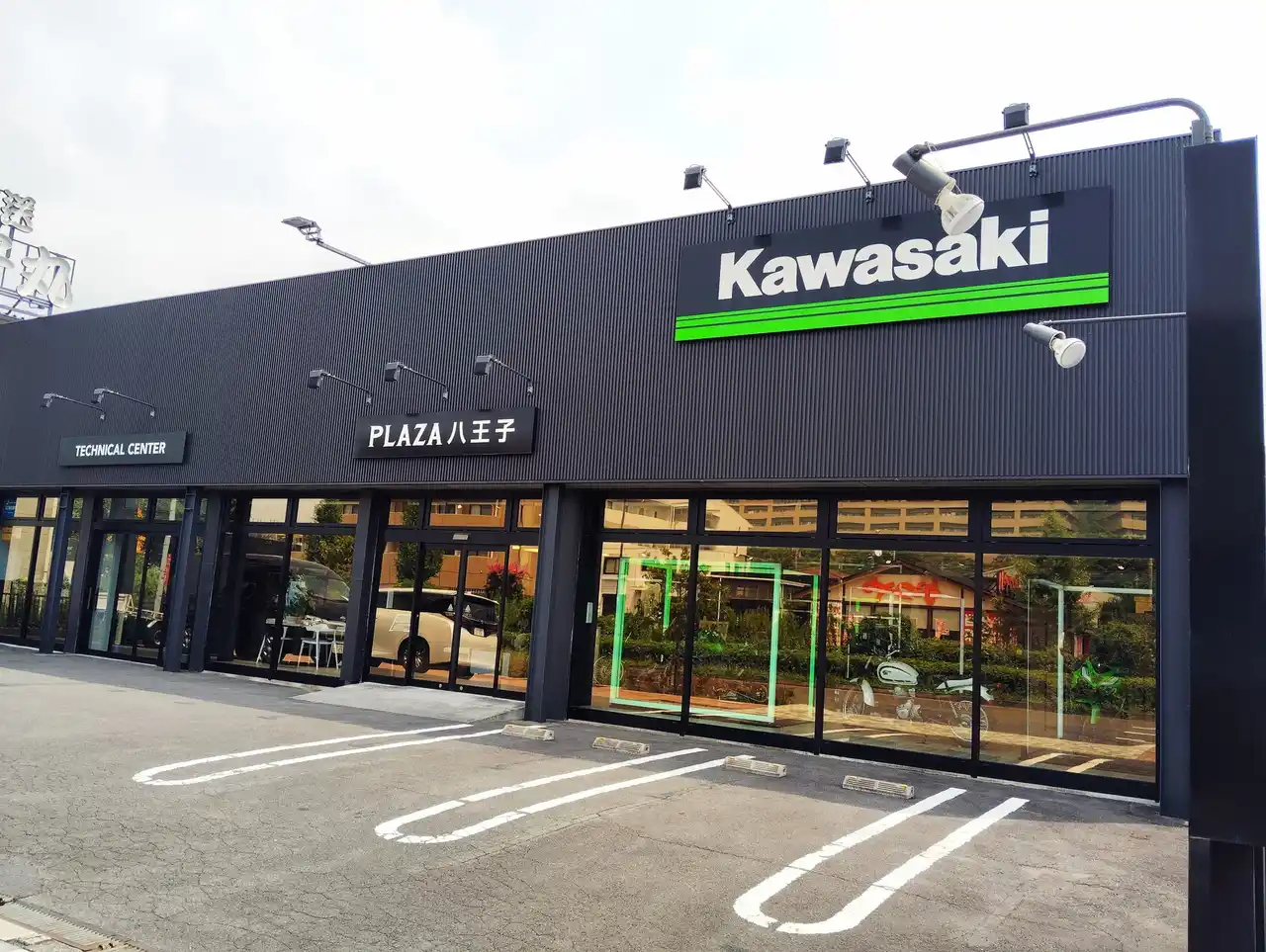 【株式会社カワサキモータースジャパン】 自然豊かで利便性が良い八王子市に立地する「カワサキプラザ八王子」が、2025年8月23日（土）にリニューアルオープン！