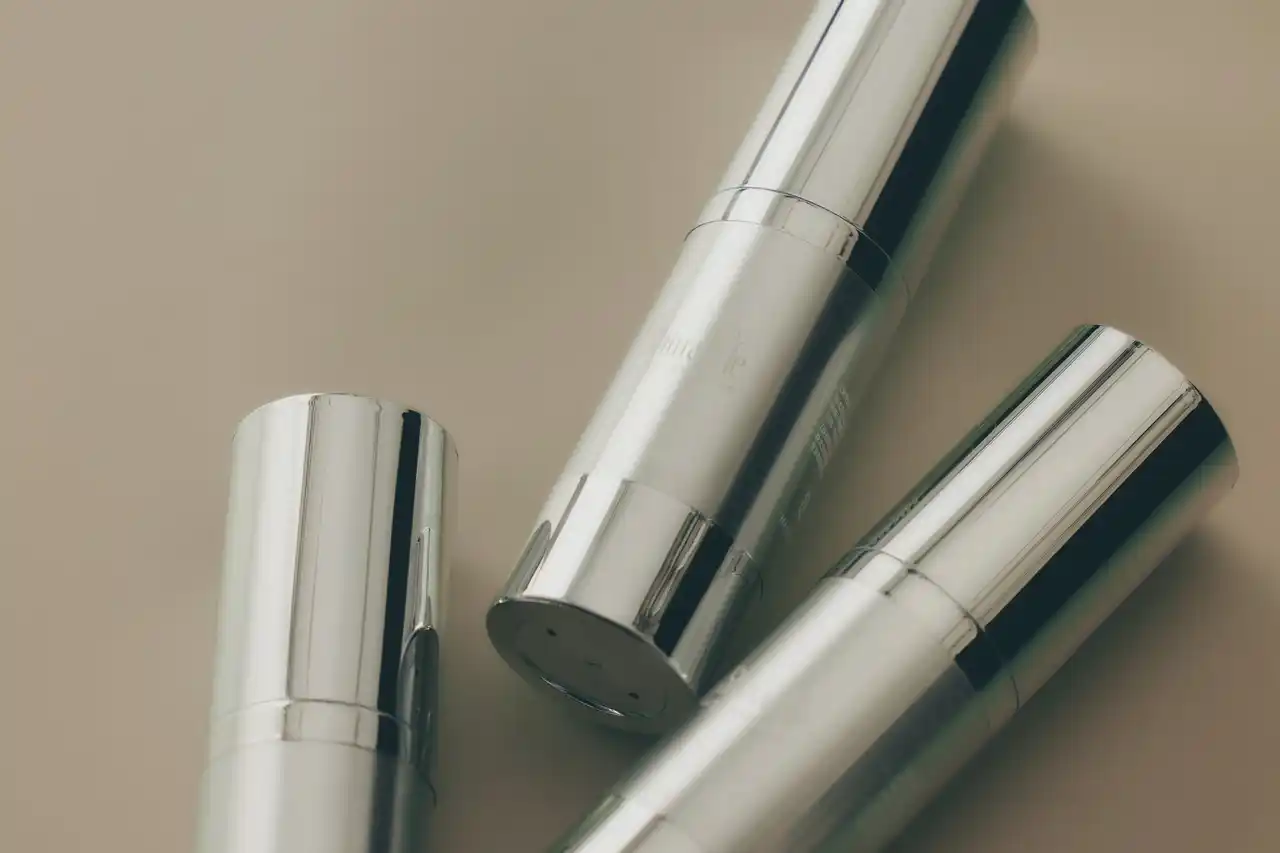 【株式会社Ｅ．ＭＩＲＡＩ】 【ヘラヘラ三銃士 まりなプロデュース】Shin&Me LUXE SERUM 100、販売開始から約3日で初回予定数量900本完売。アクセス集中によるサーバーダウンから特例延長を経て完売御礼。
