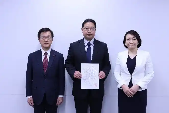 ２月４日（水曜）、港区と港区議会が２３区で唯一の米軍ヘリポート基地の撤去に関する要請書を防衛省と東京都に提出しました