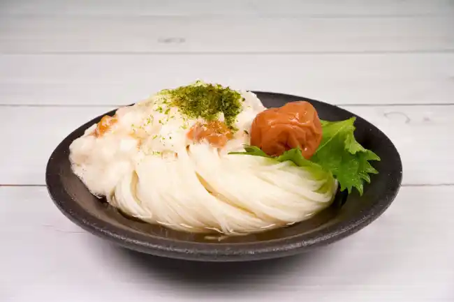 【有限会社　紀州梅本舗】 【総再生190万回突破】「お茶漬け専用はもったいない！」とSNSで話題沸騰。老舗梅干し屋が開発した"にごりだし梅"の万能アレンジ夏レシピを初公開