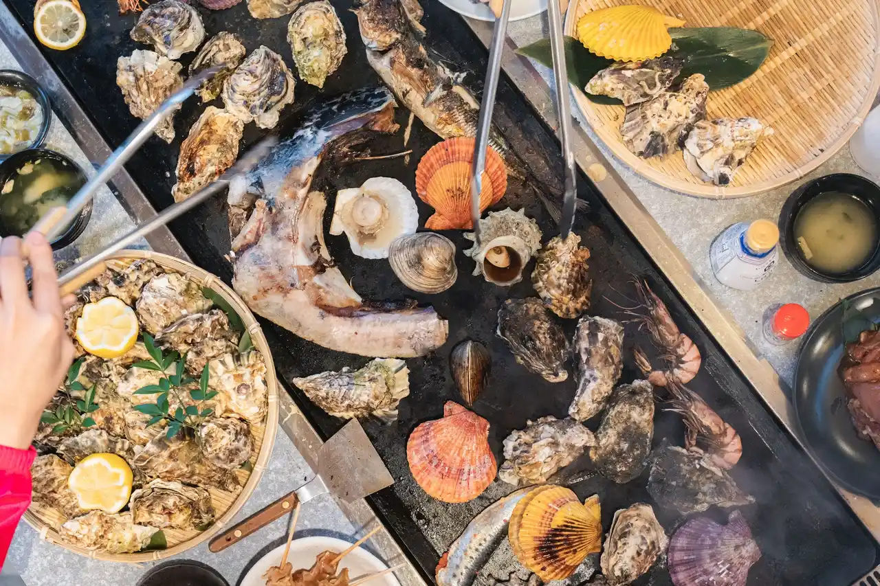 家族でハマる、大人も子供も“ワクワクする牡蠣小屋”。日本最大級の牡蠣小屋が、愛知・知多半島に11月15日グランドオープン--冬の新たな観光名所として誕生。